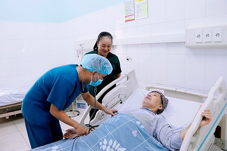 Sốc nhiễm khuẩn, thủng tạng sau khi tự tiêm thuốc giảm đau