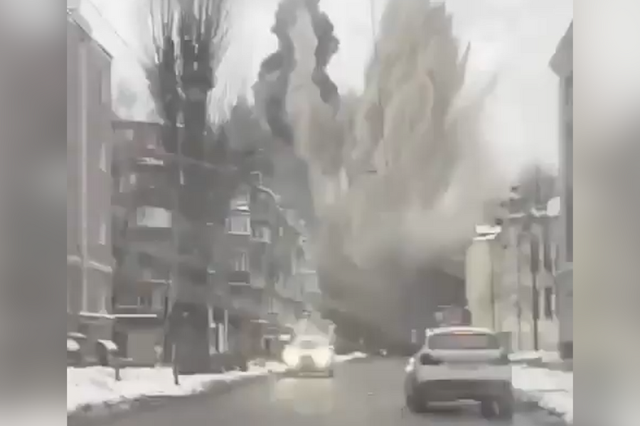 Khoảnh khắc tên lửa đạn đạo Nga phát nổ ở trung tâm Kharkov