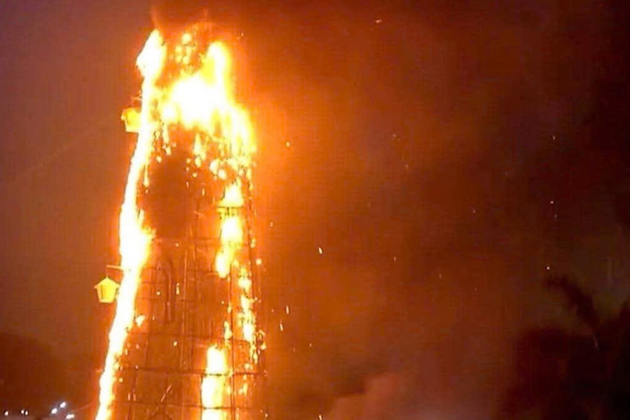 Cây thông Noel cao 15 m cháy ngùn ngụt trong khuôn viên nhà thờ