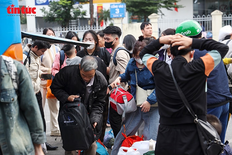 Ngày cuối nghỉ lễ, bến xe Hà Nội nhộn nhịp đón khách trở lại thành phố