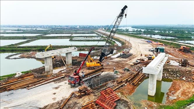 Đầu tư công: Đòn bẩy cải thiện năng suất và năng lực cạnh tranh quốc gia