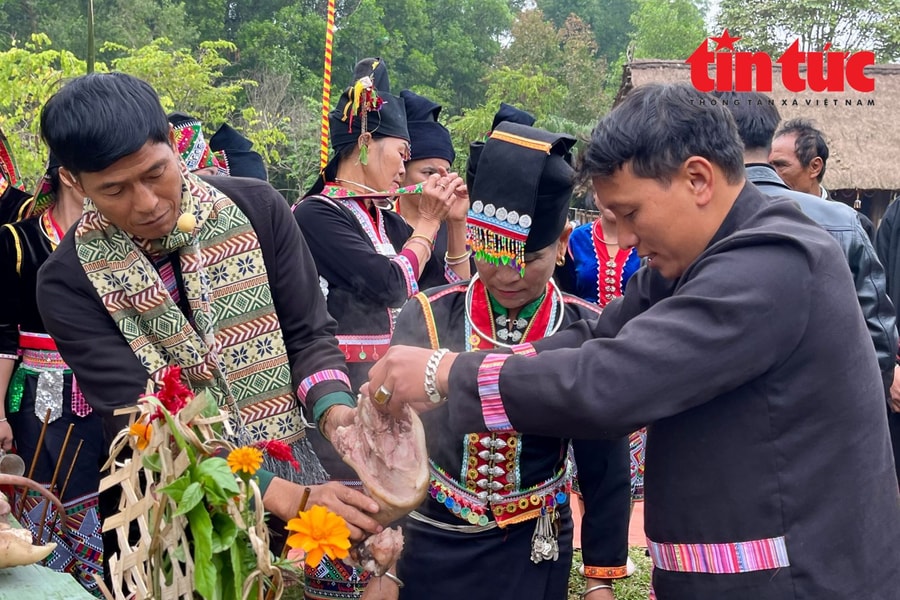 Đặc sắc nghi thức thu thóc cầu mùa bội thu của người Khơ Mú