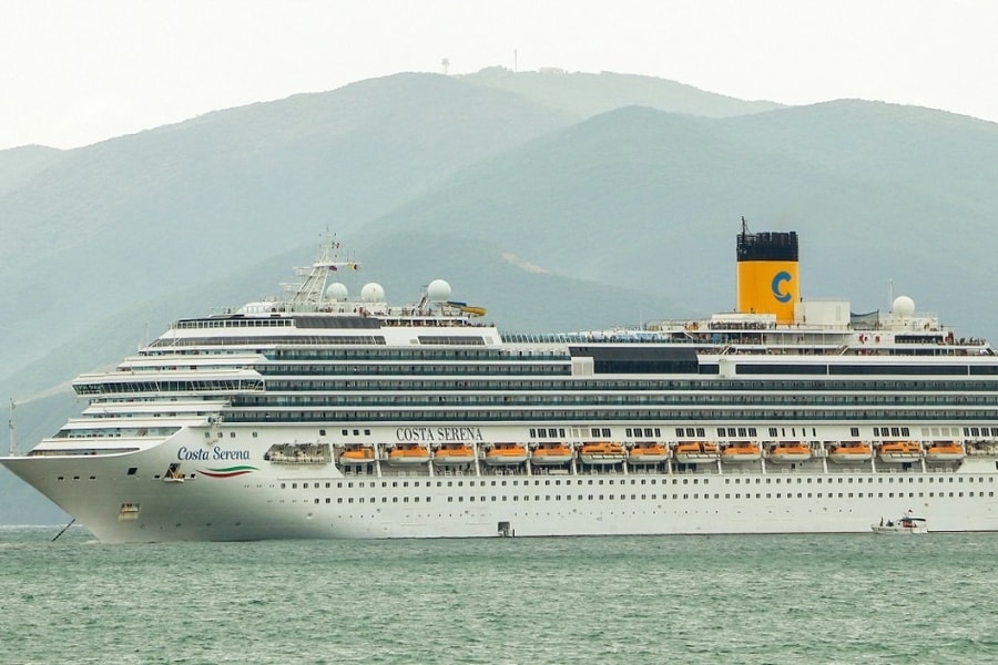 “Lâu đài di động” trên biển chở 2.800 du khách đến Nha Trang