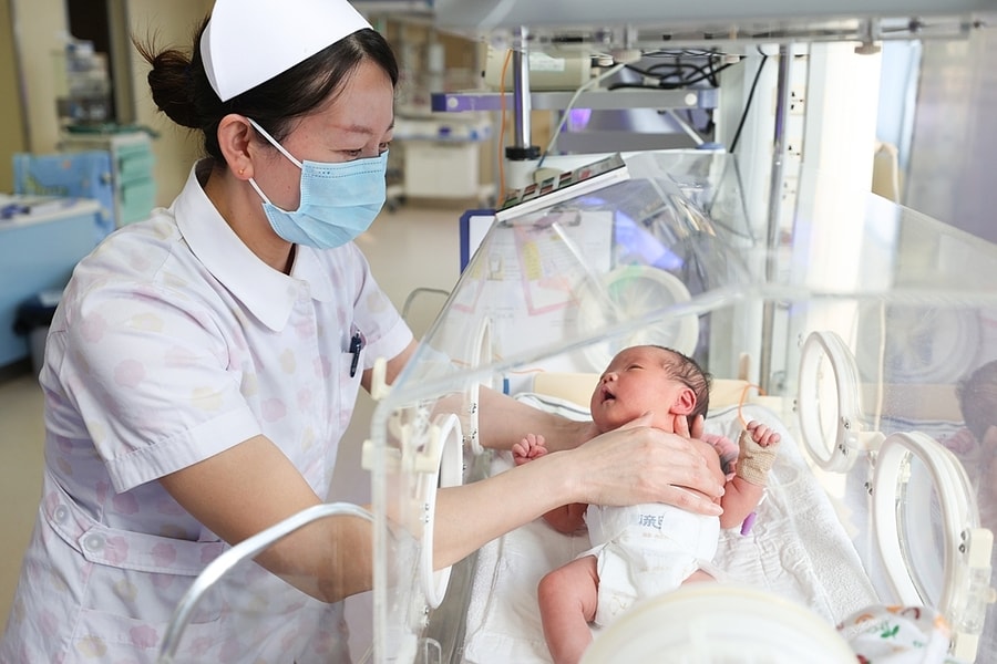 Trung Quốc 'bao trọn gói' chi phí sinh con, đánh thuế tránh thai