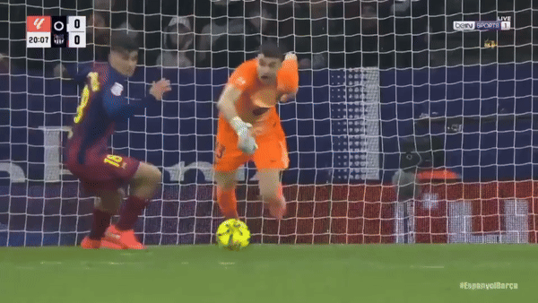 Thủ môn Barca đẩy ngã đồng đội để chắn cú sút