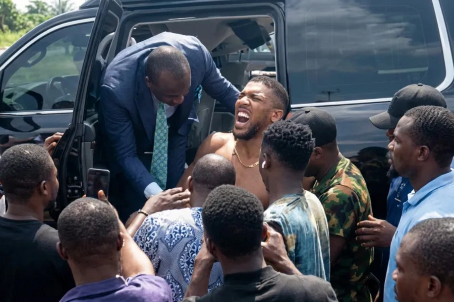 Anthony Joshua thoát chết nhờ quyết định vào phút chót