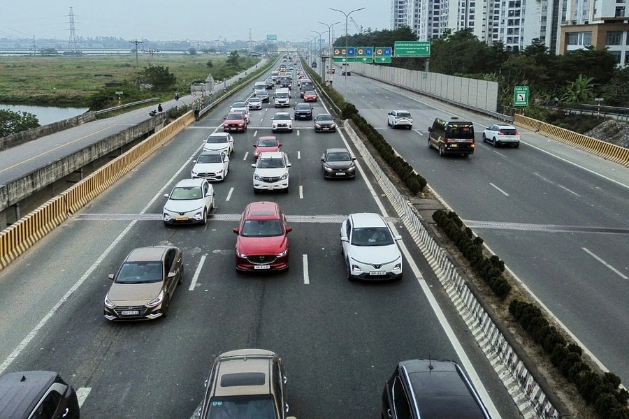Cửa ngõ Hà Nội, TP HCM ùn ứ nhẹ sau kỳ nghỉ Tết