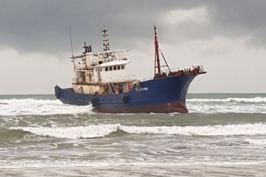 Tàu có chữ Trung Quốc trôi dạt vào bờ biển Quảng Ngãi