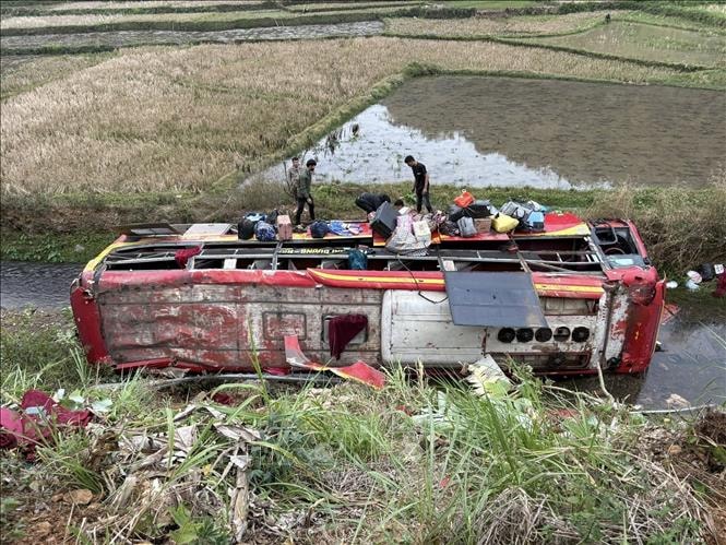 11 người bị thương do lật xe khách trên Quốc lộ 37 ở Sơn La