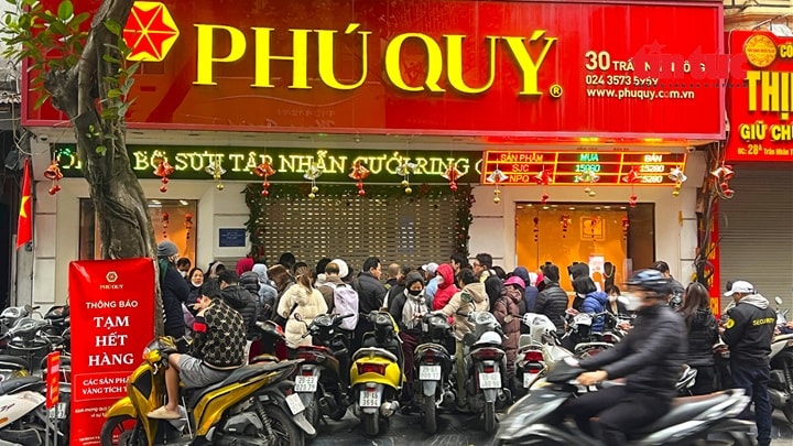 Giá vàng ngày 5/1 tăng mạnh, khách vẫn xếp hàng dù cửa hàng 'tạm hết'