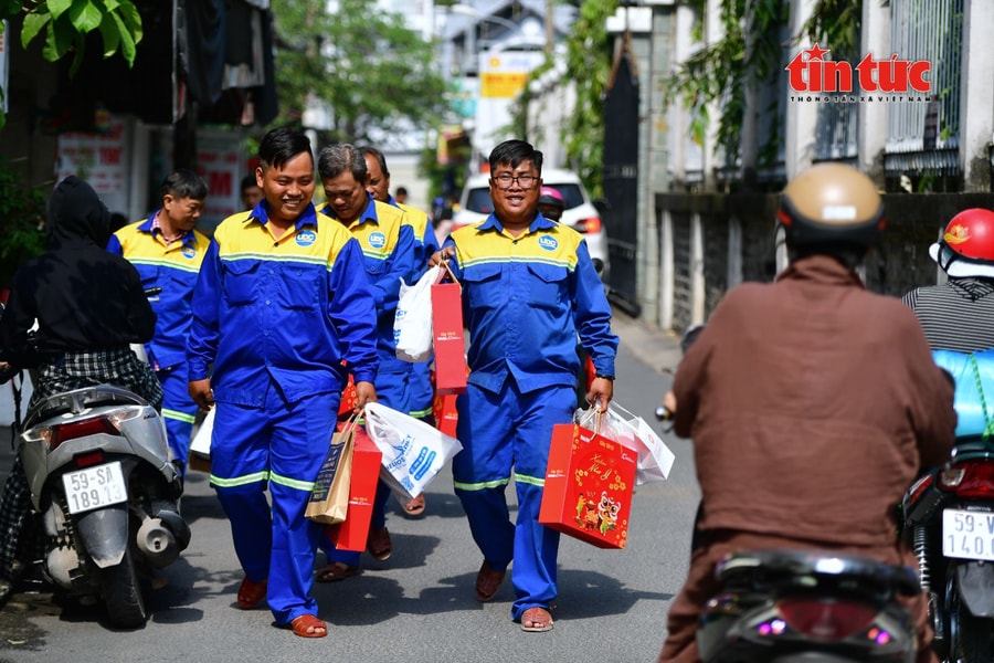 Mang Tết ấm áp đến công nhân thoát nước đô thị TP Hồ Chí Minh