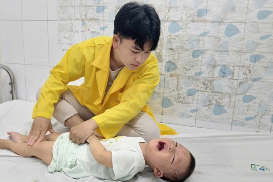 Người bố trẻ địu con bại não, đi xe máy hơn 200km tìm cơ hội chữa trị