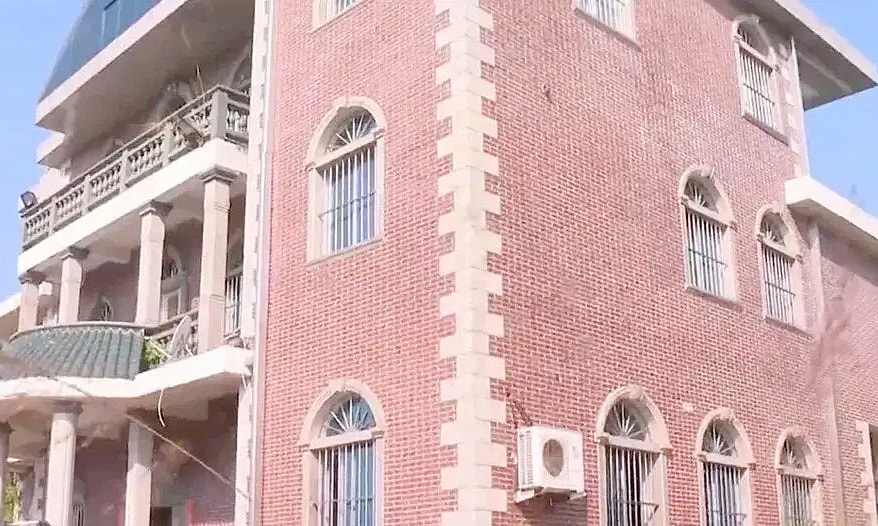 Biệt thự bị hàng xóm biến thành chuồng gà