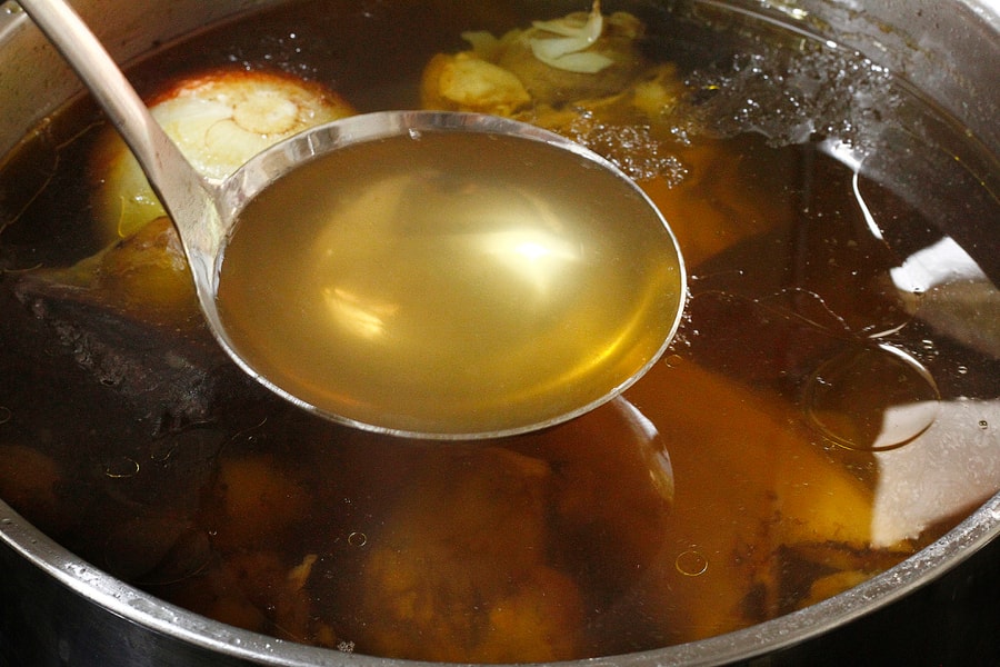 Vì sao không nên nêm muối khi bắt đầu ninh xương?