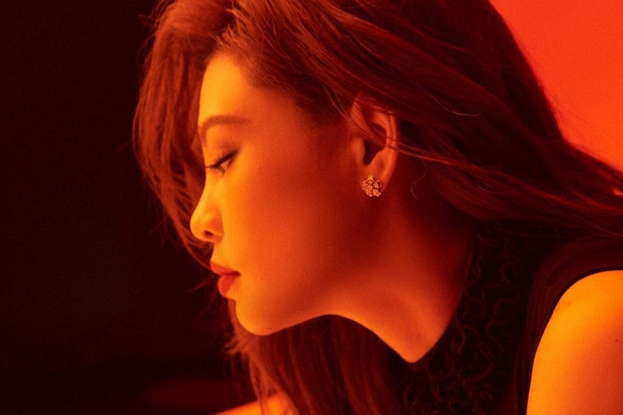 Bùi Lan Hương đeo trang sức tiền tỷ trong MV mới