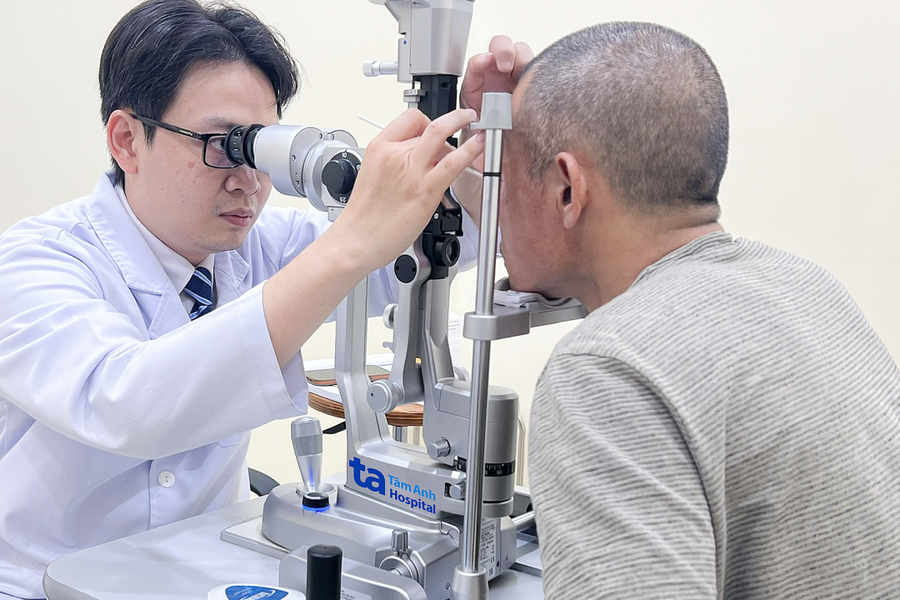 Dụi mắt xước giác mạc