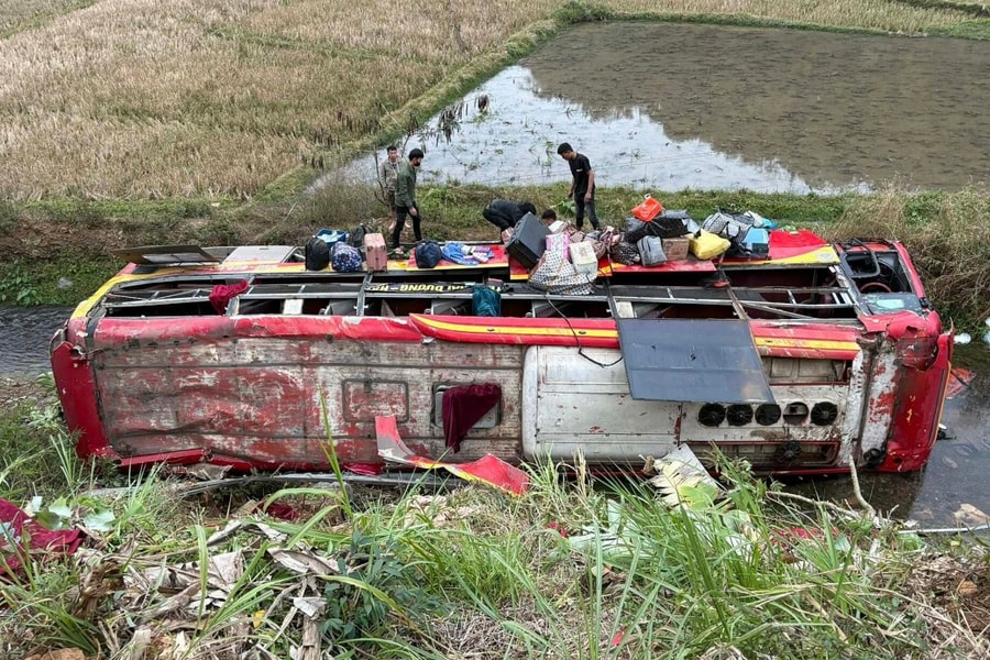 Xe khách lao xuống mương nước, 11 người bị thương