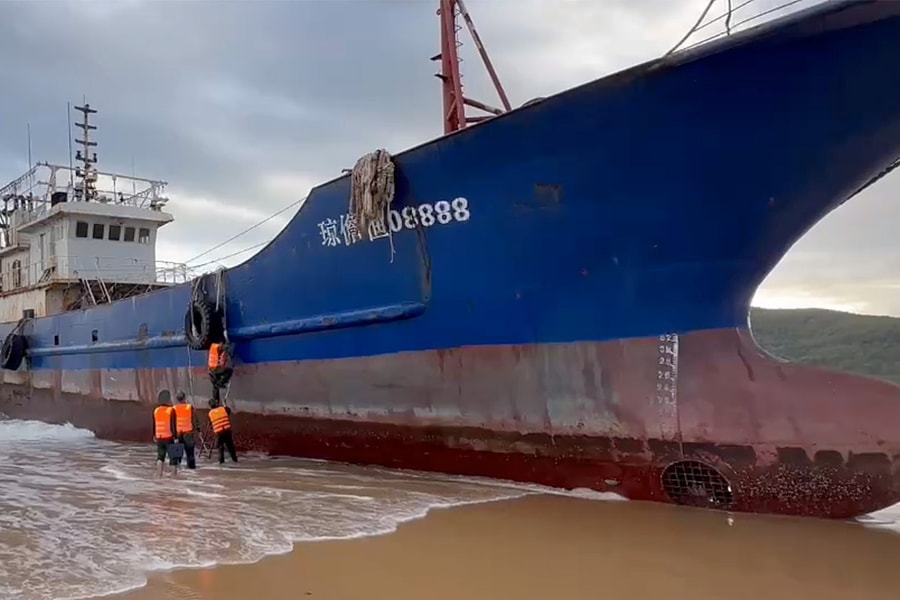 Tàu có chữ Trung Quốc dạt vào biển Quảng Ngãi nguy cơ tràn dầu