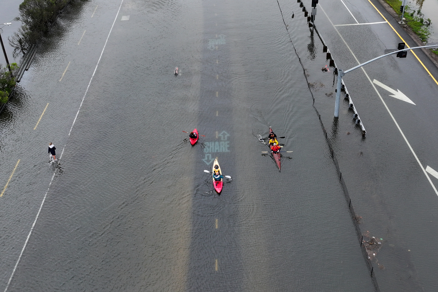 Mưa lớn, triều cường biến đường phố California thành sông