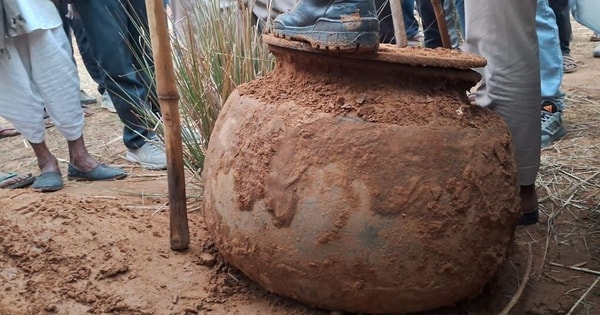 Phát hiện chiếc bình "bí ẩn" nặng 150kg được chôn trên cánh đồng