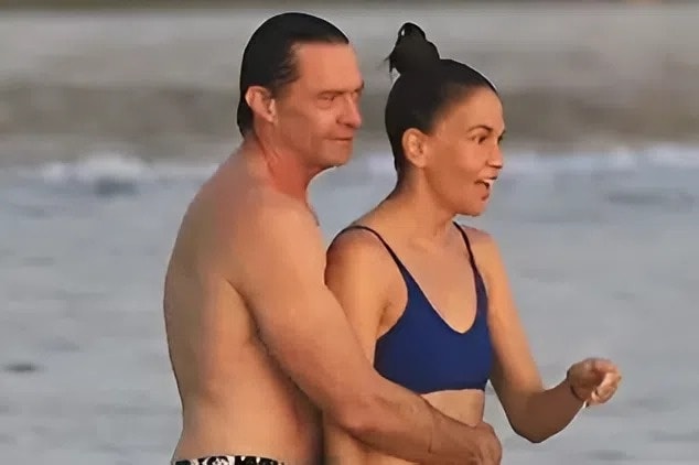 'Người Sói' Hugh Jackman si mê bạn gái kém 7 tuổi