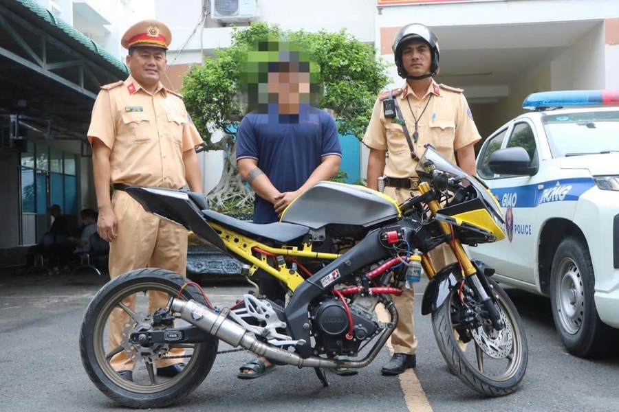 CSGT vào cuộc xử lý người điều khiển mô tô phân khối lớn buông hai tay trên Quốc lộ 1A