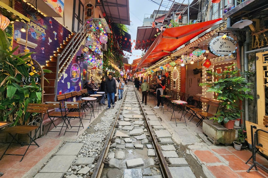 Hà Nội đề nghị dừng tàu khách chạy qua 'phố cà phê đường tàu'