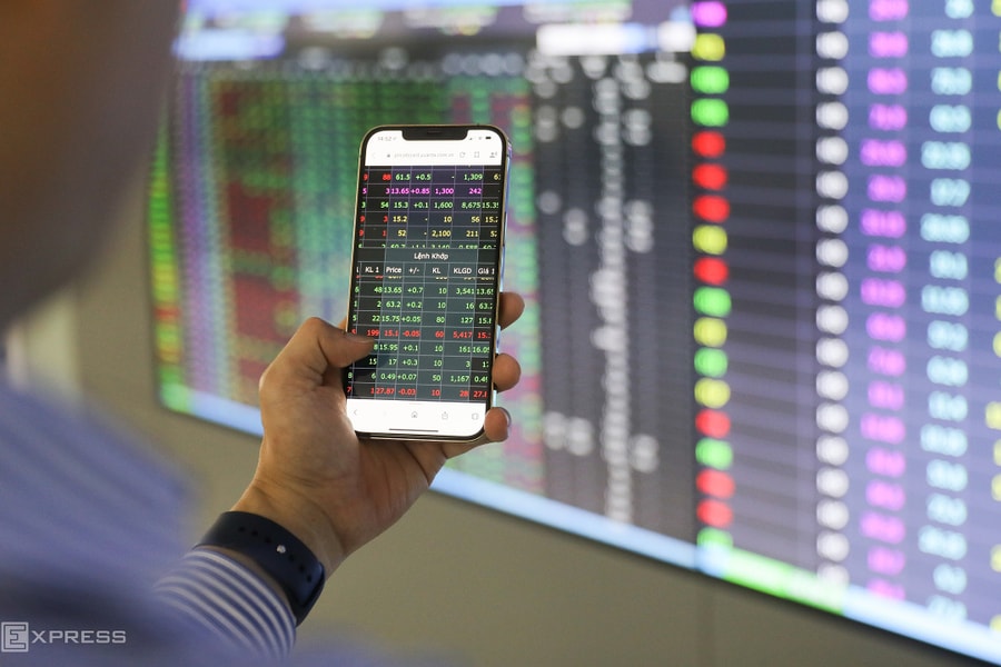 Xem xét cho doanh nghiệp thua lỗ vẫn niêm yết ở HoSE