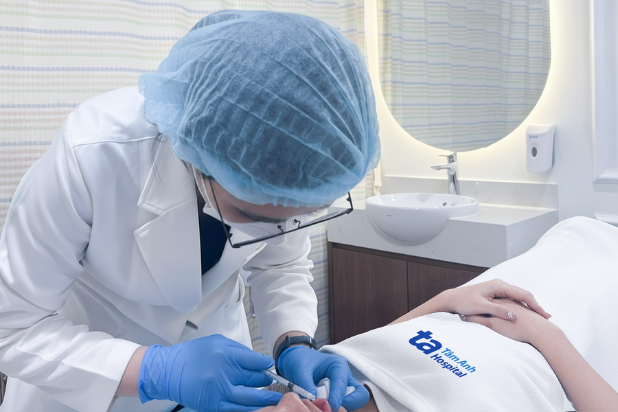 Kết hợp nhiều phương pháp chữa sẹo môi cho cô gái