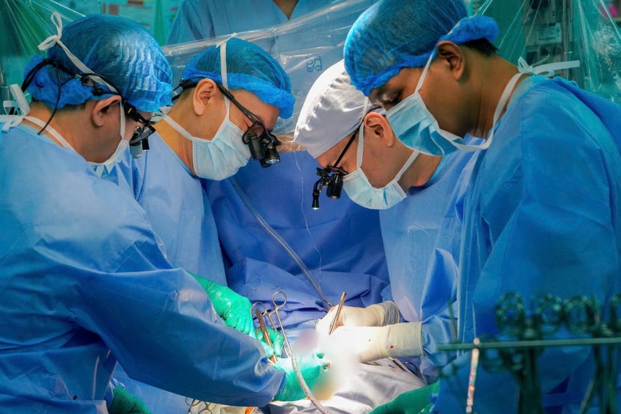 Hai cuộc đời hồi sinh nhờ ghép tim, gan từ người chết não