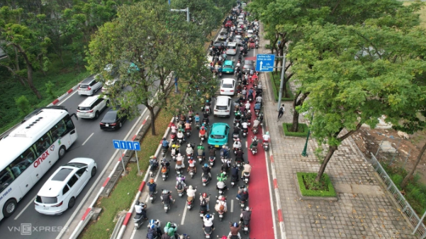 'Xe máy quá nhiều nên tràn vào làn riêng cho xe đạp trên đại lộ Mai Chí Thọ'