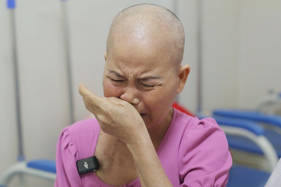 Người phụ nữ ung thư thận bật khóc trước nguy cơ ngừng điều trị vì cạn tiền