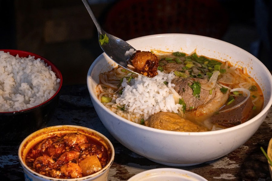 Quán bún bò ăn với cơm nguội 30 năm bán ở Huế