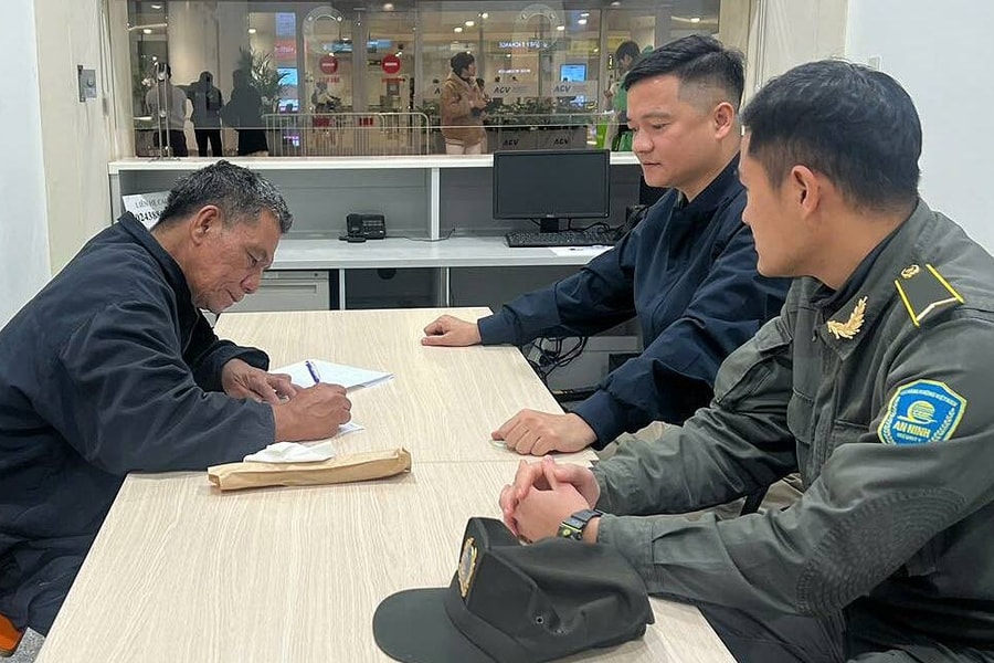 Khách nước ngoài đi lạc, quay lại sân bay Nội Bài cầu cứu