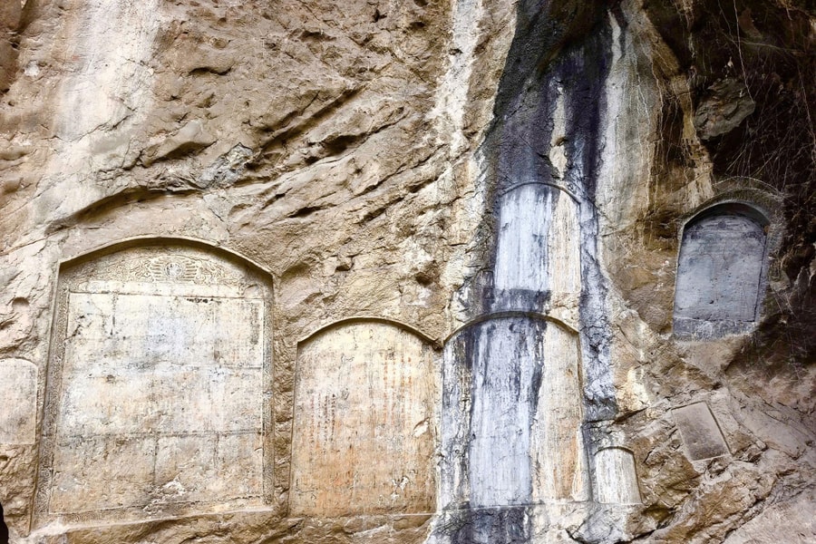 Bia ma nhai khắc trên vách đá - bảo vật quốc gia trong Động Kính Chủ