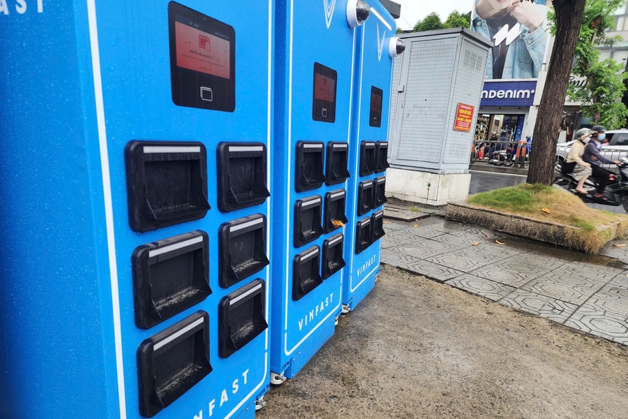 TP HCM cho phép lắp tủ đổi pin xe máy điện trên vỉa hè