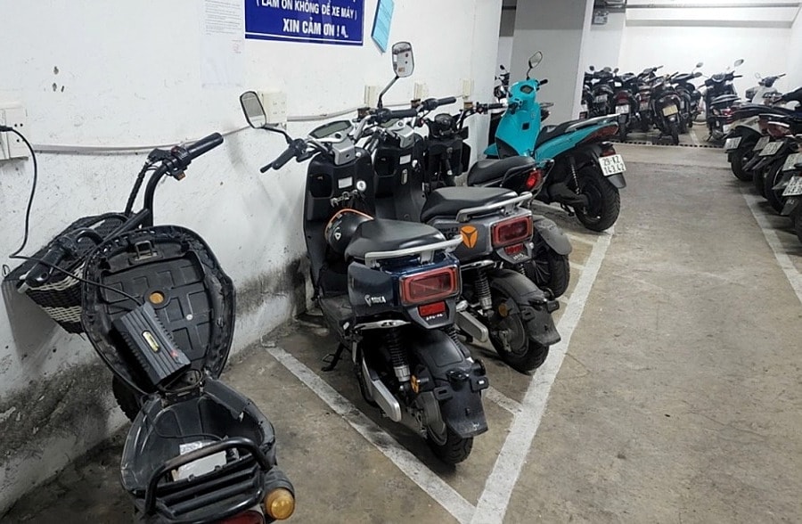 Xoay xở trong những chung cư chưa sẵn sàng đón nhận xe điện