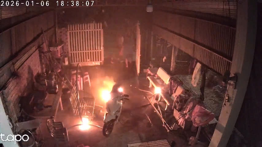 Tạt xăng đốt người phụ nữ