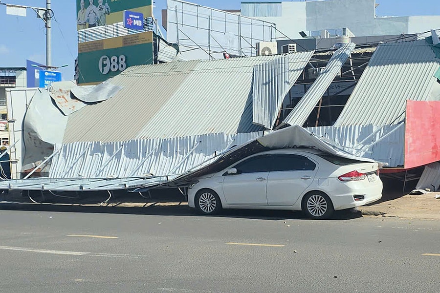 Sập bảng quảng cáo, người phụ nữ bị thương nặng