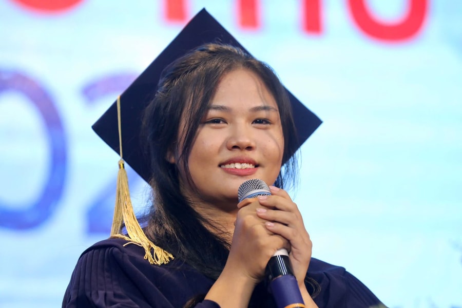 Nữ sinh mồ côi dành một phần học bổng làm lại di ảnh bố mẹ đã bị lũ cuốn trôi