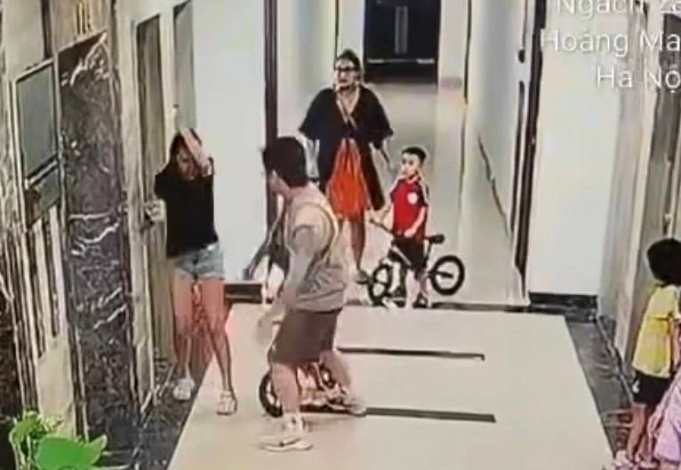 Luật sư nói về vụ đối tượng gây rối ở sảnh thang máy chung cư