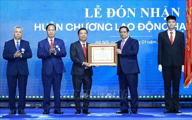 Thủ tướng Phạm Minh Chính: May 10 phải trở thành tập đoàn thời trang quốc tế