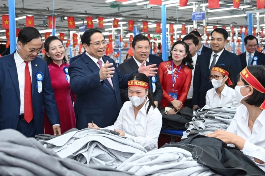 Thủ tướng: May 10 phải phấn đấu trở thành tập đoàn thời trang quốc tế