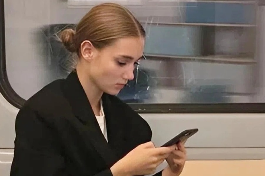 Bị bắt gặp nhắn tin cho trai trẻ cùng công ty, vợ tôi nhất quyết ly hôn