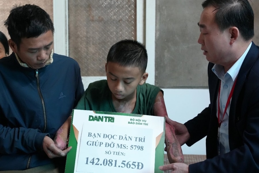 Trao hơn 142 triệu đồng tới nam sinh 14 tuổi bị điện giật phải cắt 2 tay