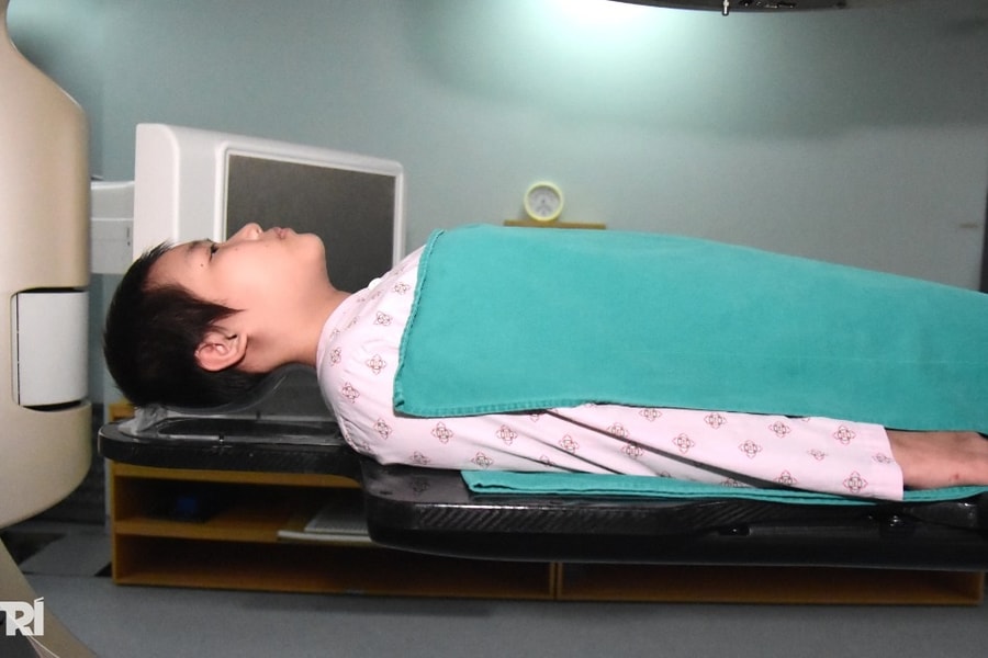 Người cha nghèo bất lực nhìn con giành giật sự sống từng ngày