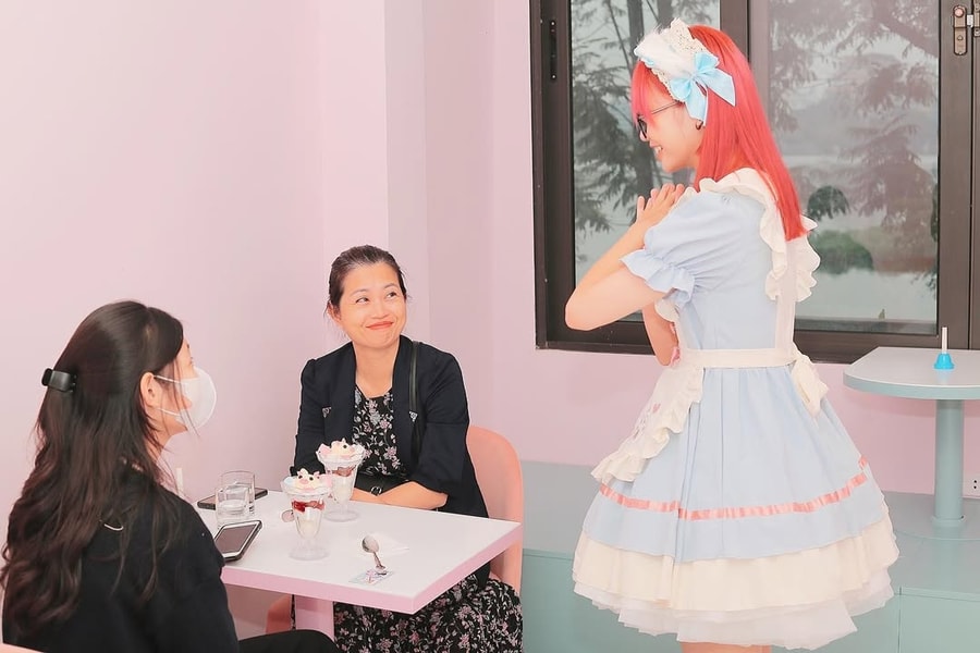 Nhập vai 'công chúa, cậu chủ' trong quán cà phê hầu gái