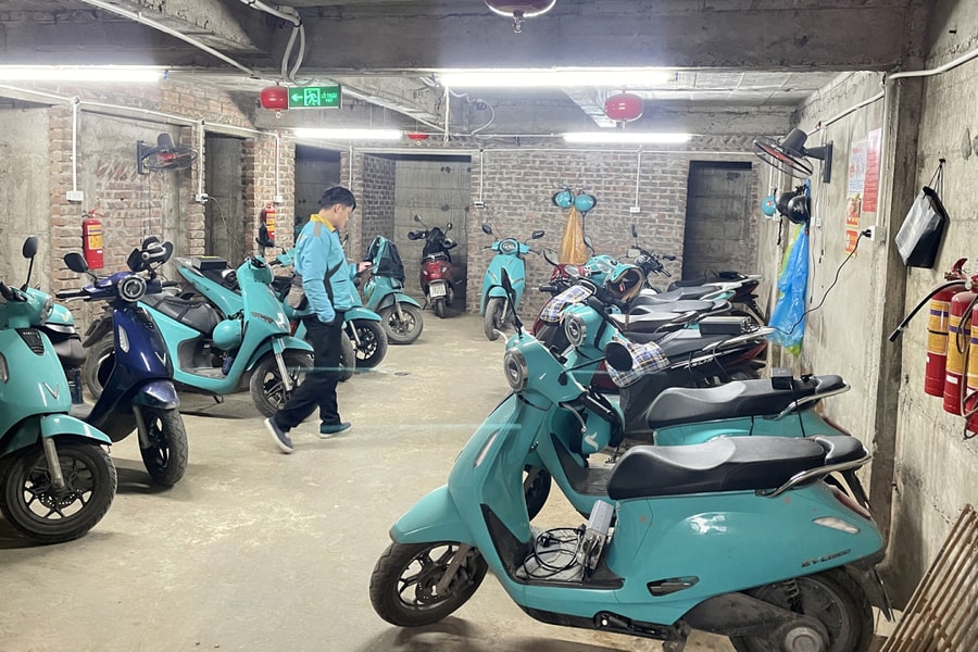 'Xóm trọ pin' của tài xế xe điện Hà Nội