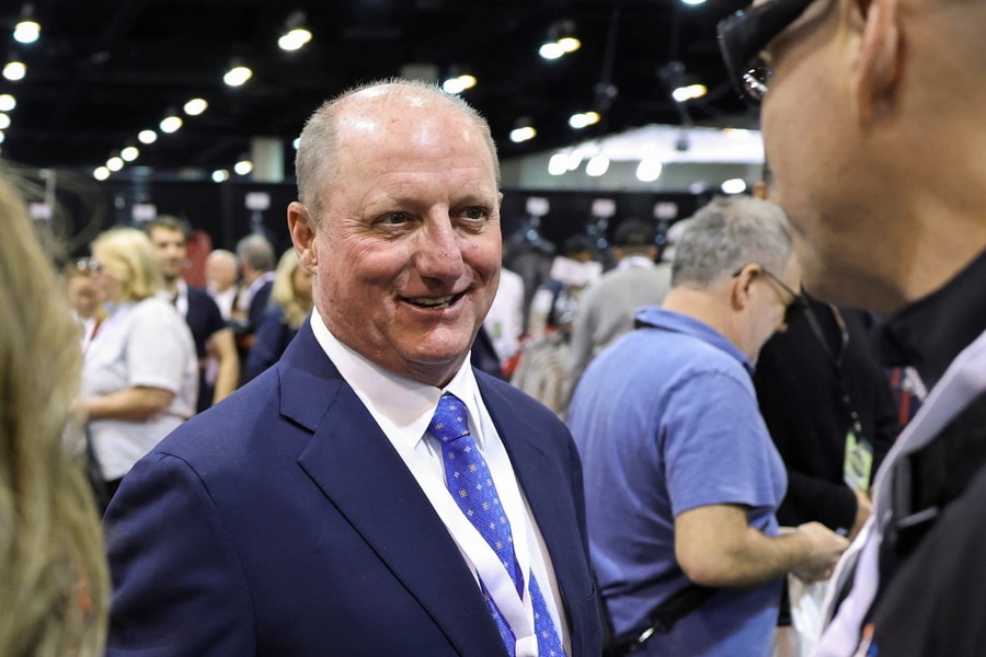 Từ cậu bé nhặt ve chai thành người kế nhiệm Warren Buffett