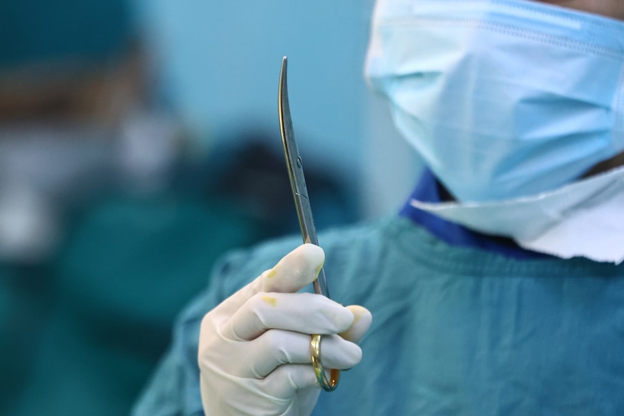 Bé trai bị chó cắn thấu ngực, tổn thương phổi